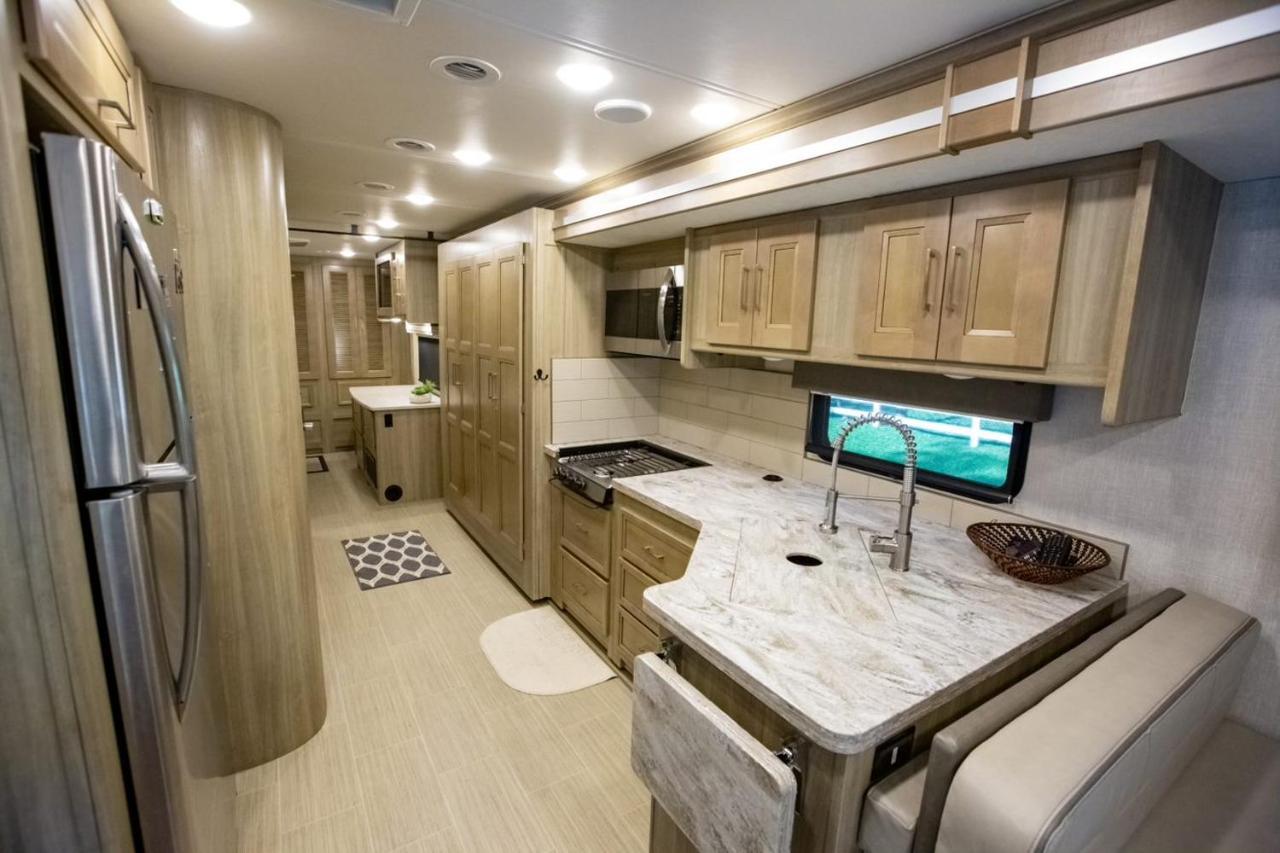River Safaris, Stationary Class A Motorcoach, Old Homosassa Exterior foto